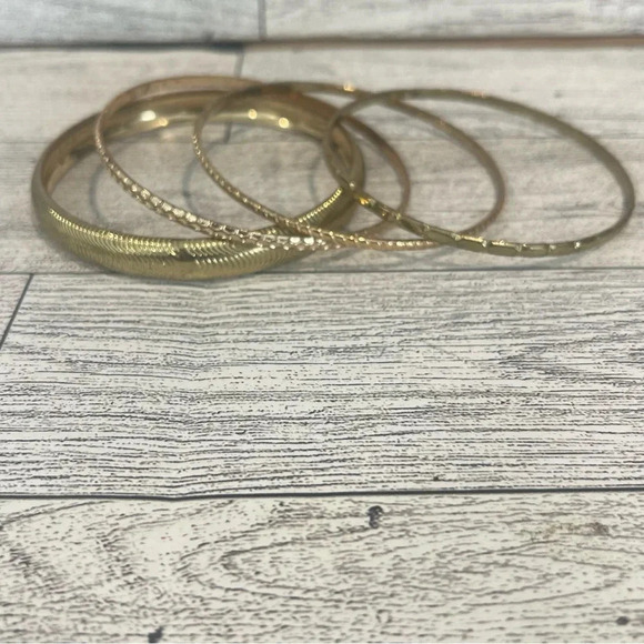 Set of 4 gold tone bangles - Picture 3 of 6